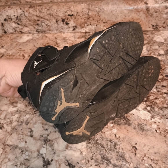 Jordan Kids Sneakers in Black and Gold Size 2 Kids - Picture 5 of 8